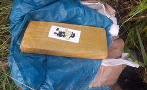 Hallan bolsa con 20 panes de supuesta marihuana, en barrio Mburucuya