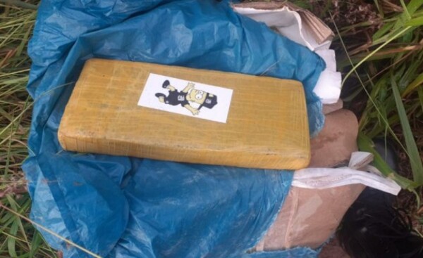 Hallan bolsa con 20 panes de supuesta marihuana, en barrio Mburucuya