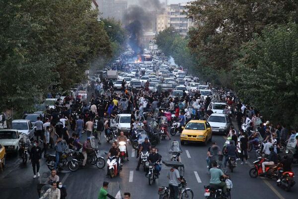 Más de 500 heridos, 17 muertos y bloqueo de internet: régimen iraní reprime manifestaciones - Mundo - ABC Color