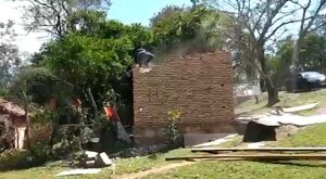 Tumban casa de humilde poblador que venía litigando con exviceministra cartista - Nacionales - ABC Color
