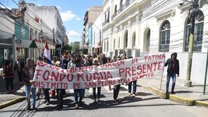 Campesinos se movilizan frente al Ministerio de Hacienda 