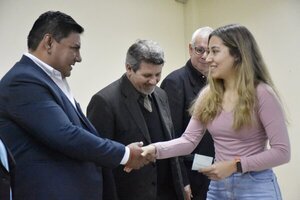 Gobernación entrega aporte económico a 70  universitarios itapuenses