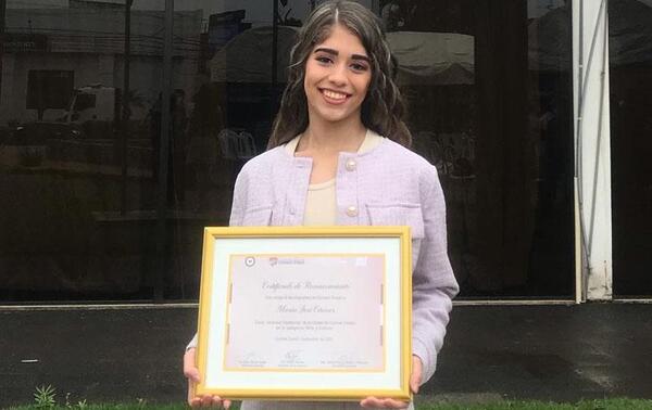 Entregan reconocimiento a destacada bailarina en Coronel Oviedo – Prensa 5