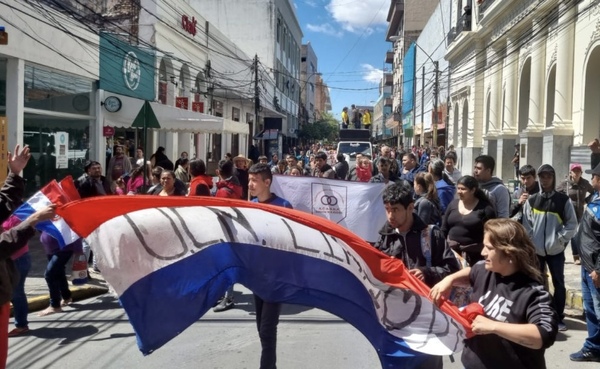 Diario HOY | Realizan protesta frente a Hacienda para exigir presupuesto para construir viviendas sociales