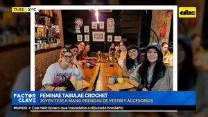 Joven teje a mano prendas de vestir y accesorios - Factor Clave - ABC Color