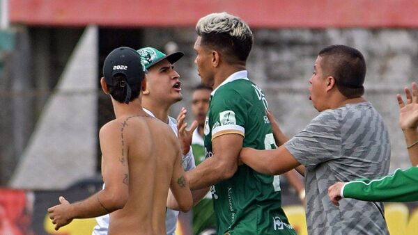 Hinchas invaden el campo para agredir a jugadores y técnico