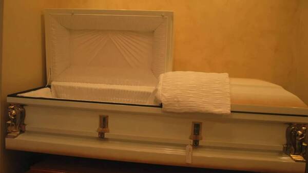Crónica / ¡Insólito! Se hacían de las vivas entre los muertos: distribuían drogas camuflajeadas