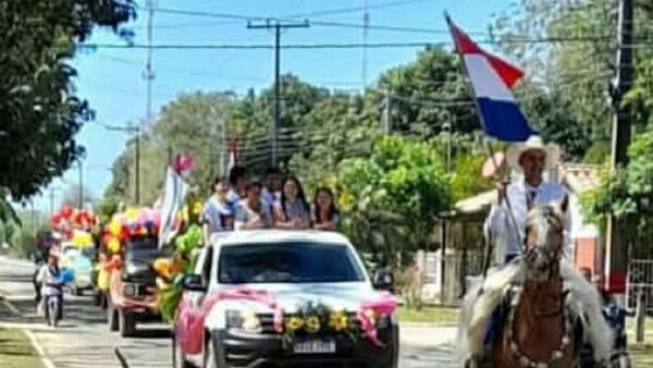 Chuco, el perrito callejero que encabezó desfile primaveral en Humaitá