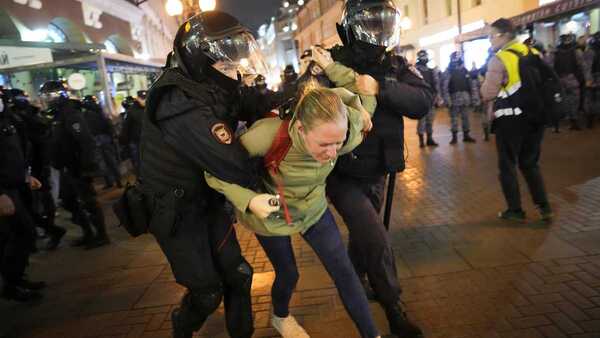 Detenidos en protestas contra Putin serán obligados a sumarse al ejército ruso | 1000 Noticias