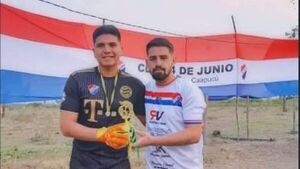 Compartió con su colega rival trofeo de mejor arquero del torneo