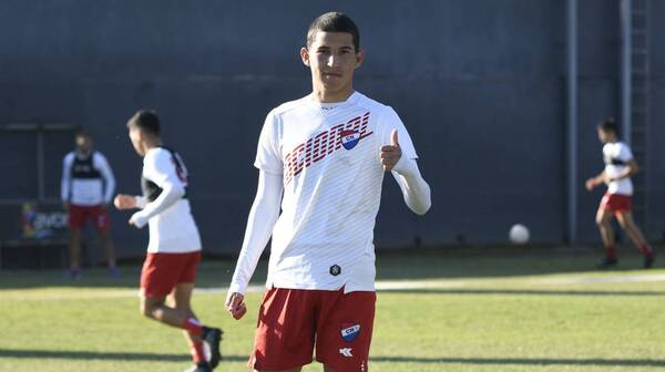 Crónica / Nacional "ficha" a un matungo delantero de 18 años