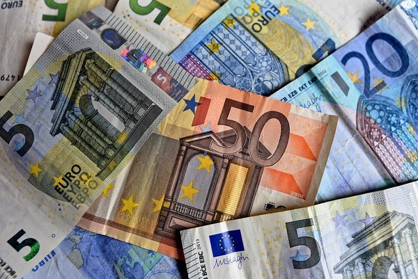 El euro se hunde a mínimos de 20 años tras la subida de las tasas de la Fed - Revista PLUS