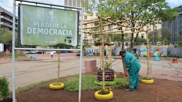 Ciudadanía critica uso de cubiertas para hermosear plazas de Asunción
