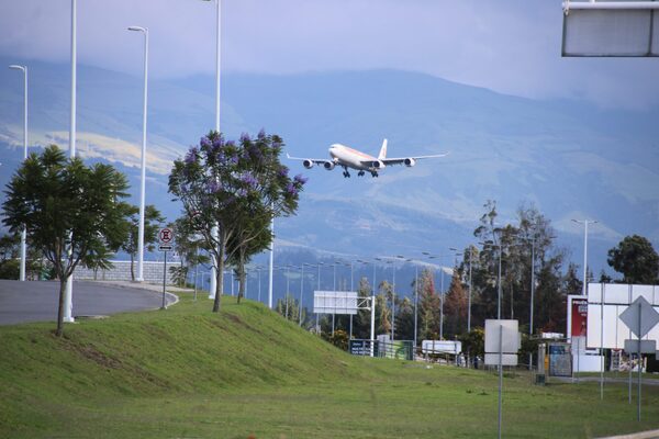 Las aerolíneas en Ecuador reclaman que se extienda la reducción de dos tasas - MarketData