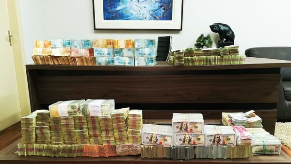 Hallan 1,5 millones de dólares de presumible lavado de dinero
