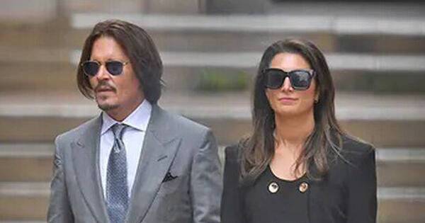 La Nación / Johnny Depp se encuentra “de amores” con una de sus abogadas