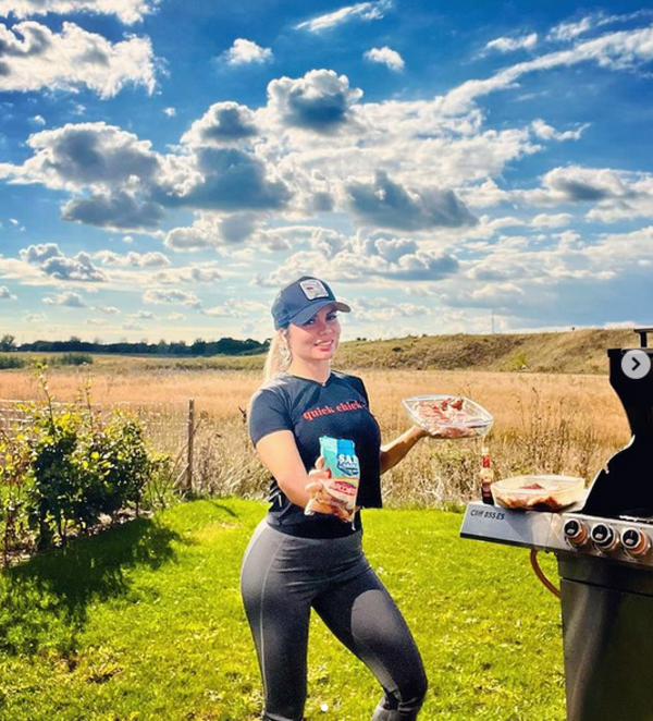 Conductora se fue a Europa a cocinar un kure’i a la parrilla