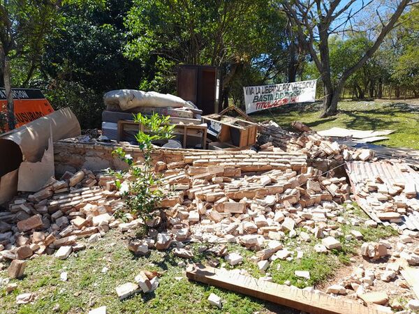Familia lamenta derrumbe de su casa que fue ordenado por la exviceministra Marta González - Nacionales - ABC Color