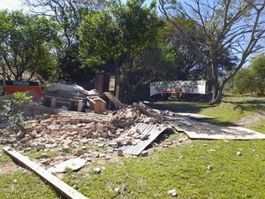 Derrumbe de casa de modesto vecino de Marta González fue con base en orden arbitraria - Nacionales - ABC Color