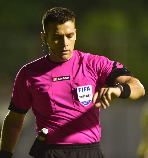 Derlis López arbitrará el duelo estelar dominical - Fútbol - ABC Color