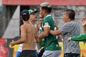 Hinchas del Cali invaden campo y agreden al futbolista Teo Gutiérrez - Fútbol Internacional - ABC Color