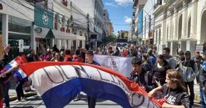 La Nación / Realizan protesta frente a la cartera de Hacienda