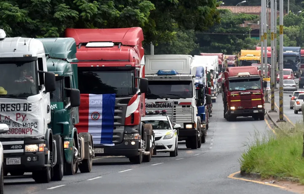 Camioneros huelen “peloteada” del Gobierno sobre promesa de reducción de combustible - Noticiero Paraguay