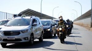 Cada vez más vehículos que cruzan al Brasil para comprar combustible