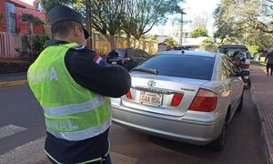 Tras persecución, malvivientes abandonan automóvil