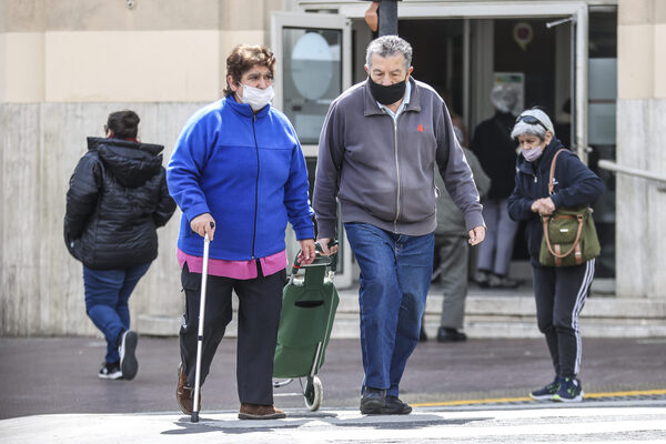 "No nos sobra nada", la odisea de los jubilados para sobrevivir en Argentina - MarketData