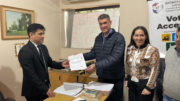Ronald Acevedo inscribe su candidatura a intendente municipal por el PLRA