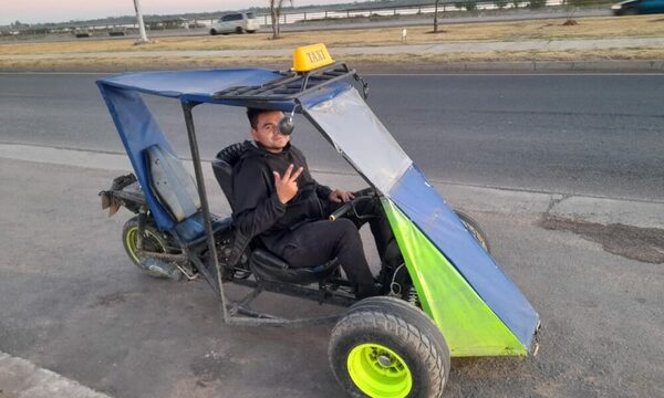 Joven quedó sin trabajo y creó moto taxi de tres ruedas para salir adelante