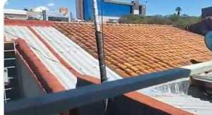 Buscado en casa de cambios pilló allanamiento con cámaras y huyó por el techo