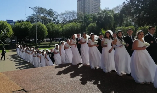 Emotivo: 60 parejas unieron sus vidas en un casamiento comunitario - Noticiero Paraguay