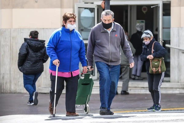 "No nos sobra nada", la odisea de los jubilados para sobrevivir en Argentina - Revista PLUS