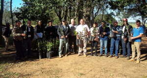 Directivos de APACACU, realizó entrega de plantas cítricas a sus asociados - Noticiero Paraguay