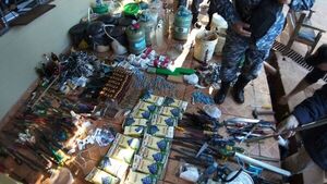 Incautan armas blancas y drogas en Tacumbú y cárcel de CDE