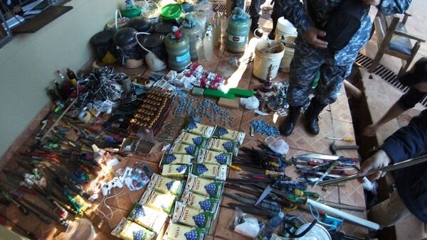 Incautan armas blancas y drogas en Tacumbú y cárcel de CDE