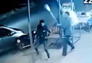 (VIDEO)Pizzero enfrentó a motochorros con pala de tatakua