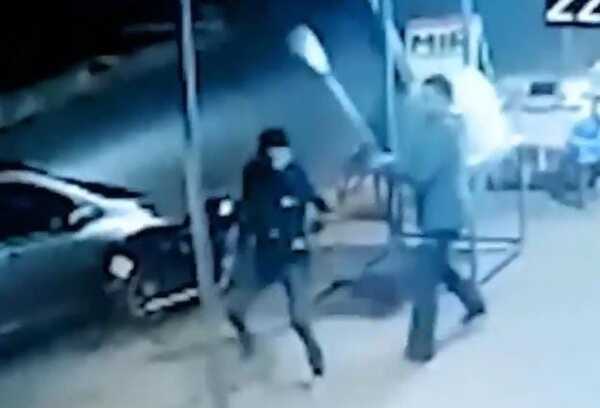 (VIDEO)Pizzero enfrentó a motochorros con pala de tatakua