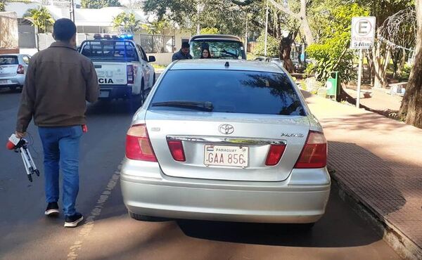 Tras persecución abandonan auto robado y uniformes de la Senad - ABC en el Este - ABC Color