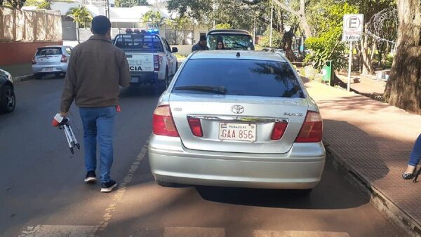 En persecución policial, abandonan vehículo robado con prendas con inscripción de Senad