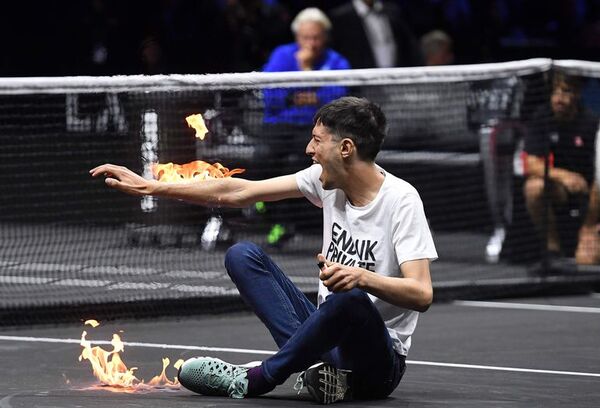 Video: activista se prende fuego en la Laver Cup para protestar contra el uso de jets privados  - Mundo - ABC Color