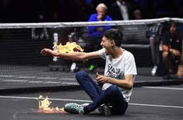 Un activista se prende fuego en la pista de la Laver Cup antes del último partido de Roger Federer - SNT