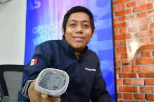 Estudiante mexicano inventa asfalto que se autoregenera con agua