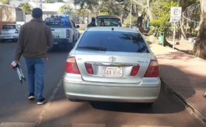 Diario HOY | Tras persecución policial presuntos asaltantes abandonan un automóvil robado