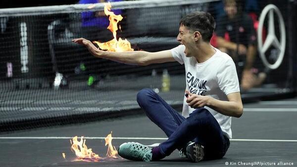 Activista entra a la cancha de tenis en la Laver Cup y prende fuego a su brazo