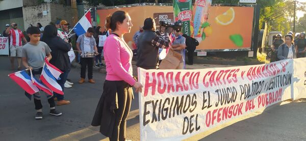 Manifestación frente a casa de HC por defender a Defensor del Pueblo | 1000 Noticias