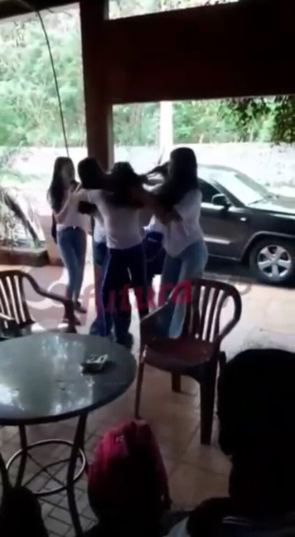 Alumnas se agarraron de los pelos a la salida del colegio