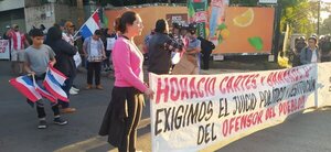 Manifestación frente a casa de HC por defender a Defensor del Pueblo
